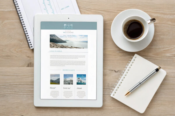 White Space und Layout-Elemente: Klarheit und Lesbarkeit im Blog-Design Tablet mit minimalistischem Blog-Design und großzügigem White Space für optimale Lesbarkeit