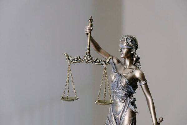 Verwaltung von Finanzen und rechtlichen Aspekten Verwaltung von Finanzen und rechtlichen Aspekten