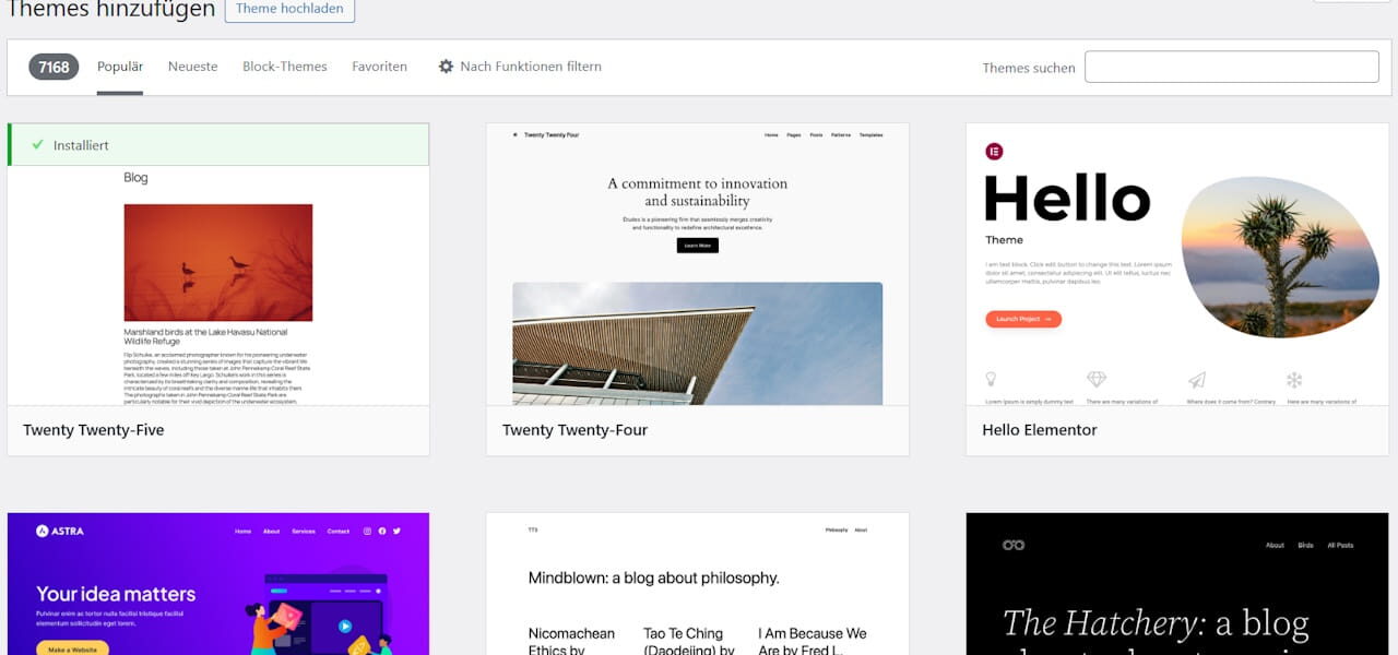 WordPress-Theme-Verwaltung mit beliebten Themes wie Astra und Hello Elementor.