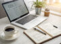 Laptop mit geöffnetem Blogpost, Notizbuch mit Blogging-Zielen und Kaffeetasse – strategische Planung für langfristigen Erfolg.