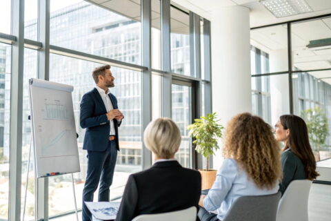 Person erklärt Grundlagen, um sich als Experte zu positionieren