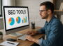 Junger Mann arbeitet am Computer mit SEO-Tools zur Webseitenoptimierung