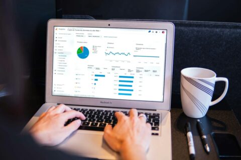 Nutzer analysiert Website-Daten mit Google Analytics Dashboard auf dem Laptop