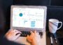 Nutzer analysiert Website-Daten mit Google Analytics Dashboard auf dem Laptop