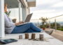 Passives Einkommen aufbauen: Symbolische Darstellung mit entspannt arbeitender Person und Finanz-Icons